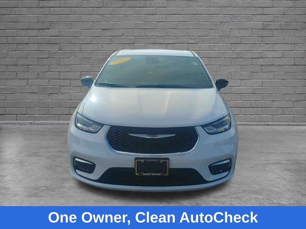 Used 2025 Chrysler Pacifica Select FWD image 2