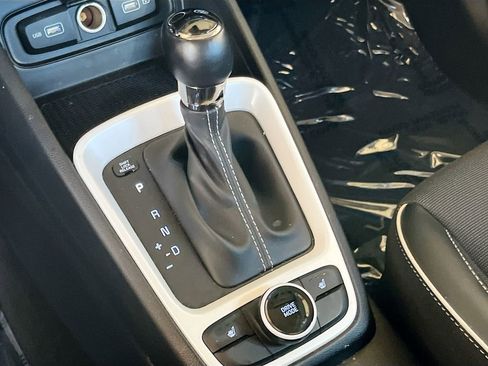 Used 2022 Hyundai Venue Limited FWD image 17