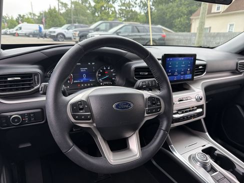 Used 2024 Ford Explorer XLT w/ Equipment Group 202A AWD/4WD image 18