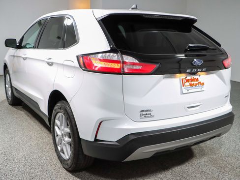 Used 2024 Ford Edge SEL image 9