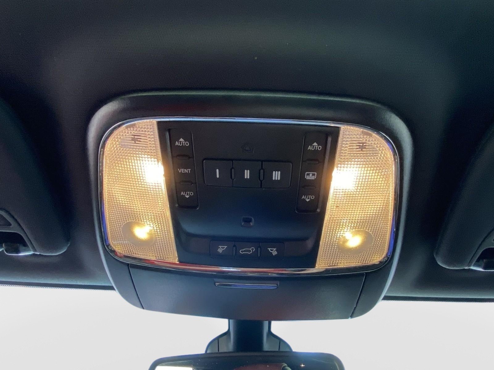 Used 2019 Jeep Grand Cherokee Overland AWD/4WD image 30