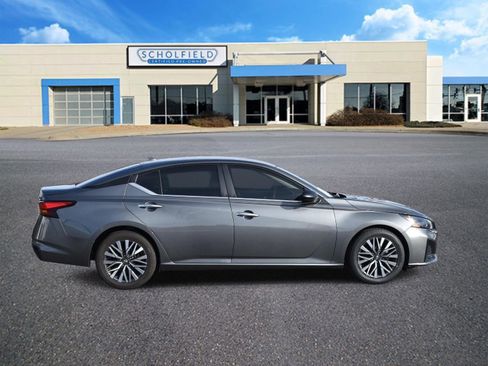 Used 2024 Nissan Altima 2.5 SV image 2