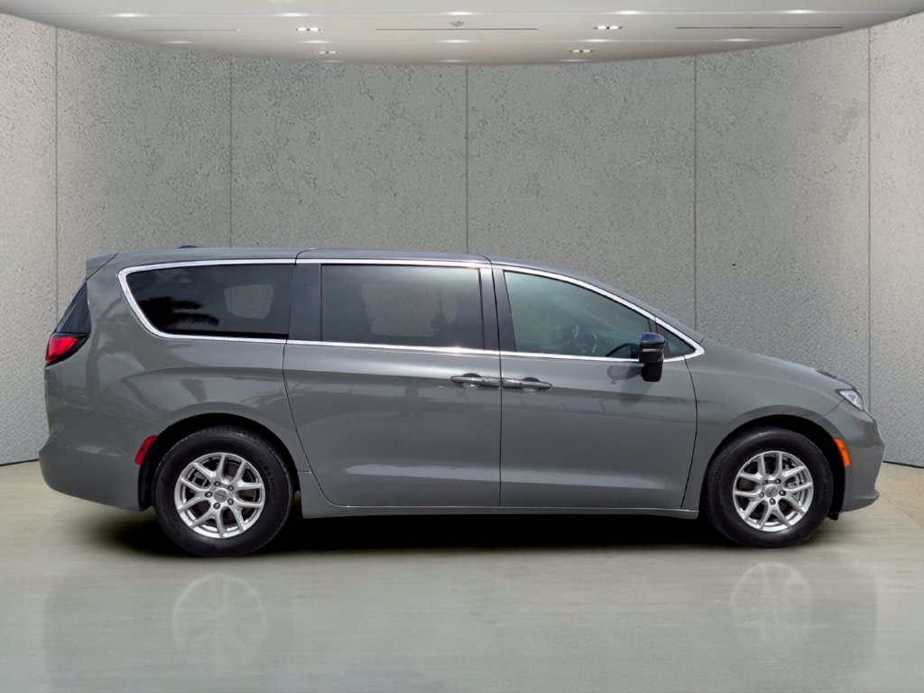 Used 2025 Chrysler Pacifica Select FWD image 4