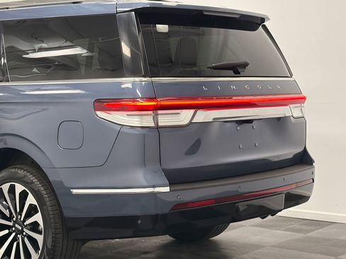 Used 2023 Lincoln Navigator L Reserve AWD/4WD image 7