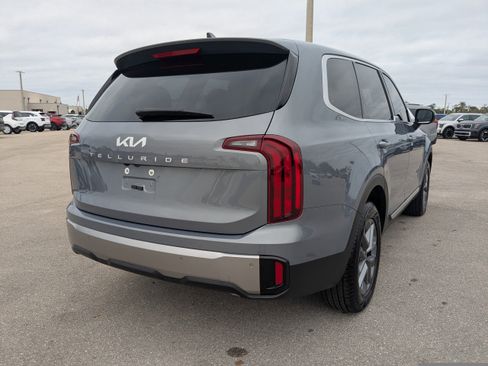 Certified 2025 Kia Telluride LX image 5