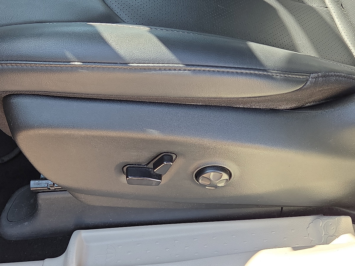 Used 2024 Chrysler Pacifica Touring-L FWD image 23