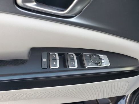 Used 2024 Kia Carnival LX image 17