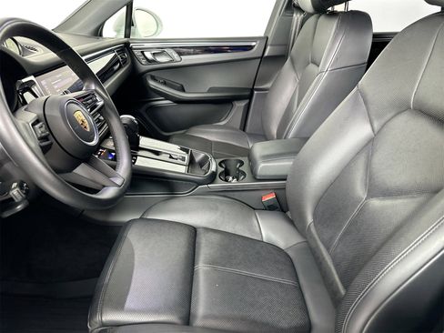 Certified 2023 Porsche Macan image 5