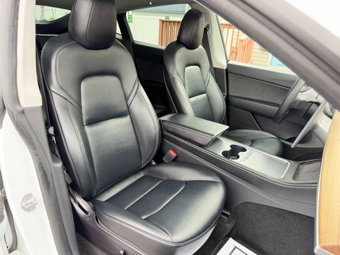 Used 2022 Tesla Model Y Long Range image 44