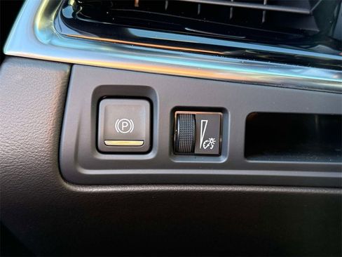 Used 2025 Cadillac XT6 Premium Luxury image 30