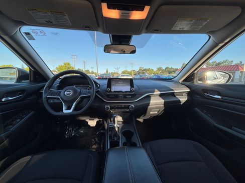 Used 2025 Nissan Altima 2.5 SV FWD image 33