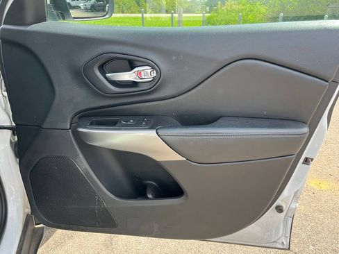 Used 2019 Jeep Cherokee Latitude w/ Popular Appearance Group AWD/4WD image 21