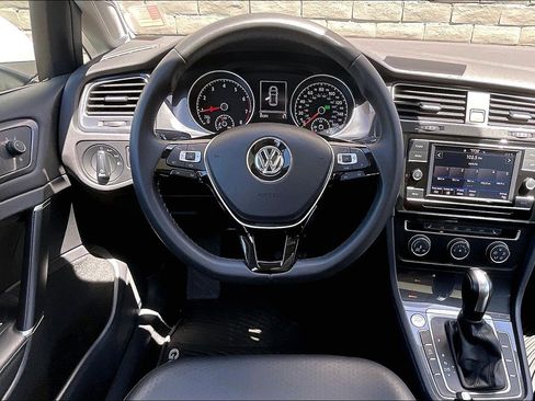 Certified 2021 Volkswagen Golf 4-Door FWD image 4