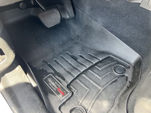 Used 2025 Jeep Wrangler Unlimited Sahara AWD/4WD image 17