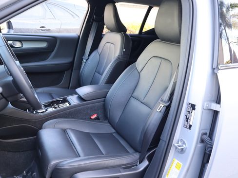 Used 2025 Volvo XC40 B5 Plus image 2