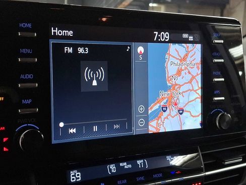 Used 2021 Toyota Sienna XLE w/ XLE Plus Package image 17