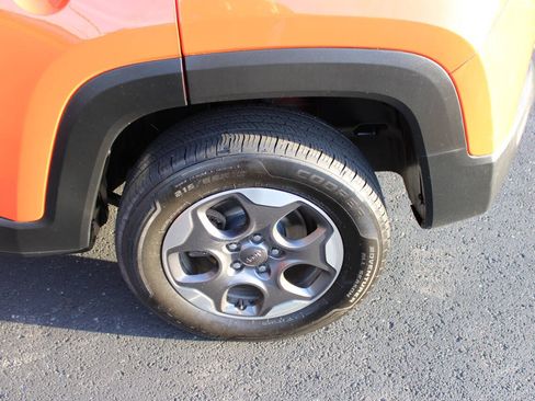 Used 2016 Jeep Renegade Latitude AWD/4WD image 6