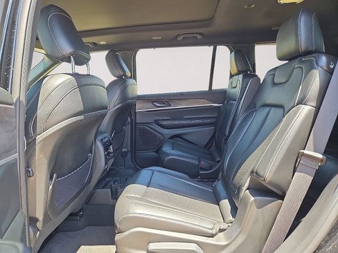Used 2024 Jeep Grand Cherokee L Limited w/ Luxury Tech Group II AWD/4WD image 17