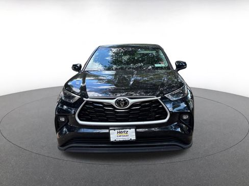 Used 2025 Toyota Highlander LE FWD image 2