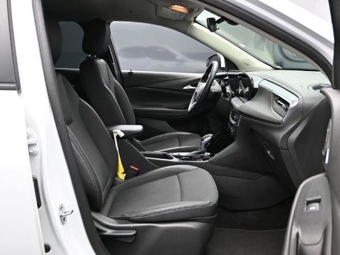Used 2025 Buick Encore GX Preferred AWD/4WD image 12