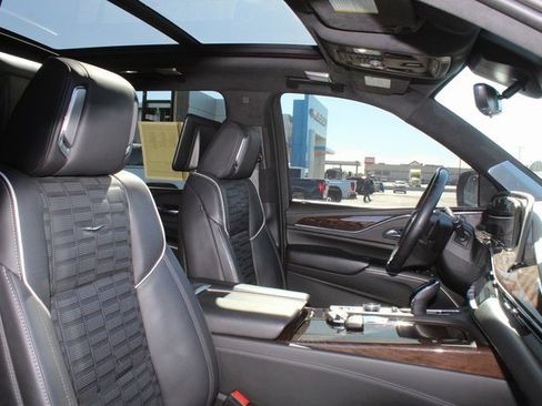 Used 2023 Cadillac Escalade ESV Sport Platinum w/ LPO, ONYX Package image 17