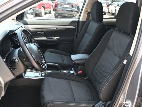 Used 2017 Mitsubishi Outlander SE FWD image 16
