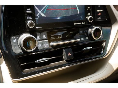 Used 2022 Toyota Highlander XLE FWD image 26