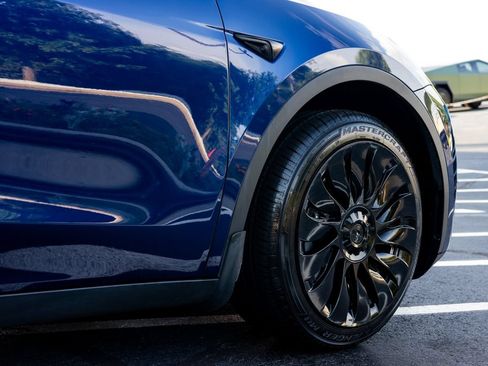 Used 2022 Tesla Model Y Long Range AWD/4WD image 12