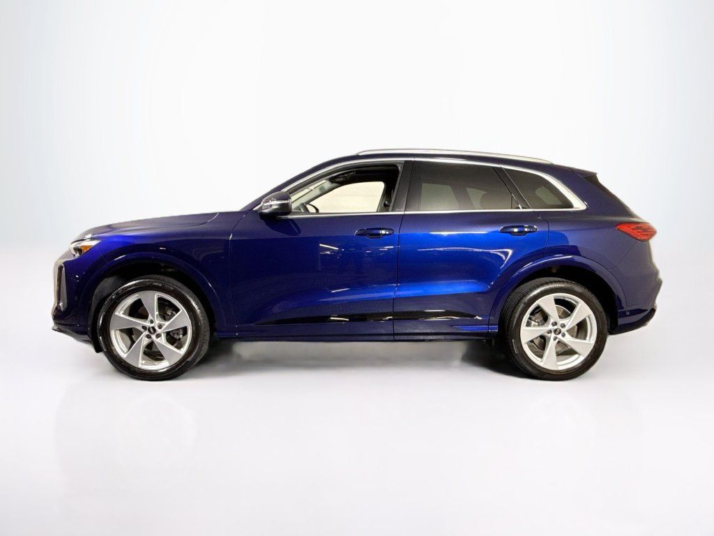 Used 2025 Audi Q5 Premium Plus AWD/4WD image 2