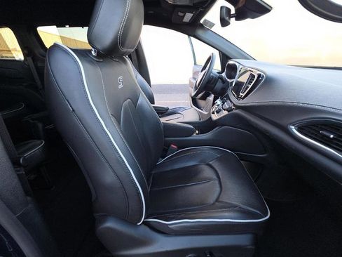 Used 2025 Chrysler Pacifica Limited image 7