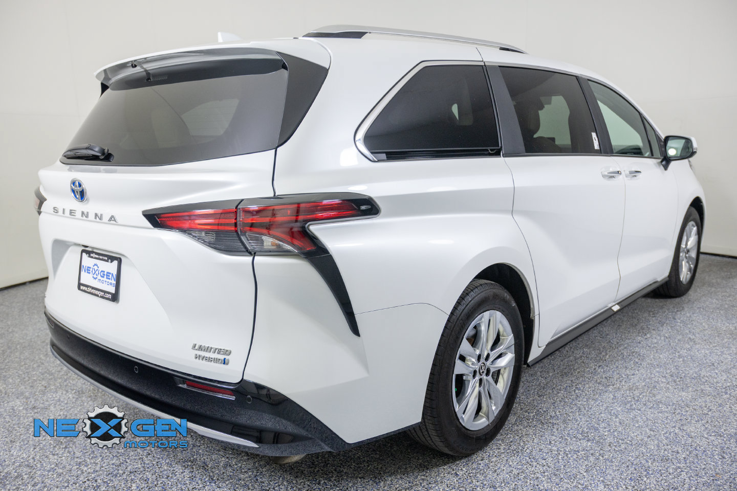 Used 2024 Toyota Sienna Limited AWD/4WD image 8