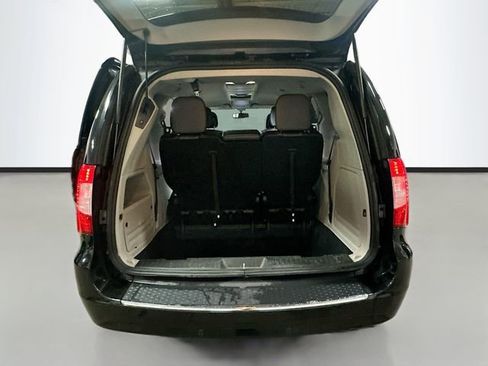 Used 2016 Chrysler Town & Country Touring-L w/ Driver Convenience Group image 25