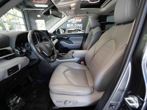 Used 2021 Toyota Highlander XLE AWD/4WD image 9