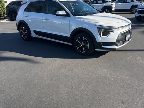 Used 2025 Kia Niro LX FWD image 5