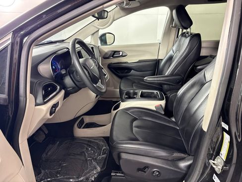 Used 2023 Chrysler Pacifica Touring-L FWD image 25