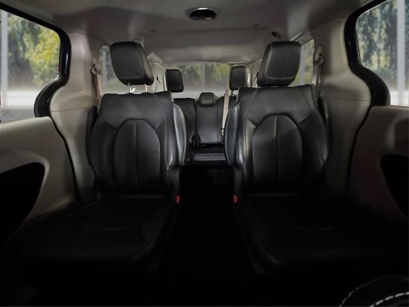 Used 2023 Chrysler Pacifica Touring-L w/ Uconnect Theater Family Group FWD image 15