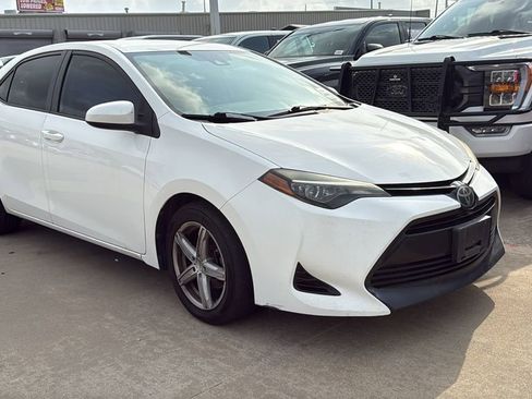 Used 2018 Toyota Corolla LE FWD image 2