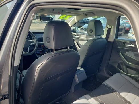 Certified 2025 Volkswagen Jetta SE w/ Sunroof Package FWD image 13
