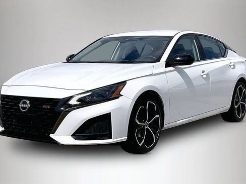 Used 2023 Nissan Altima 2.5 SR image 2