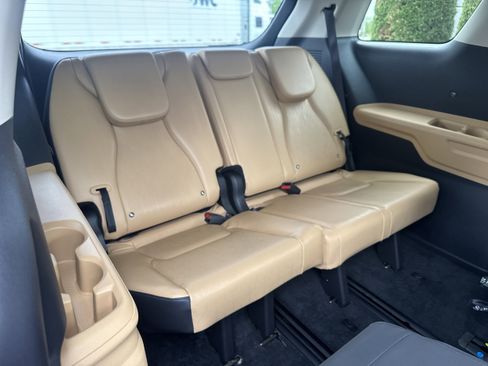 Used 2024 Kia Carnival LX image 13