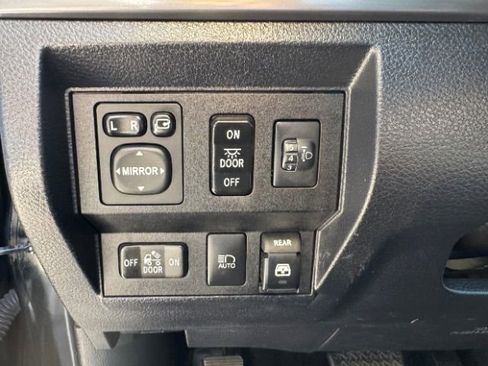 Used 2018 Toyota Tundra Platinum image 28