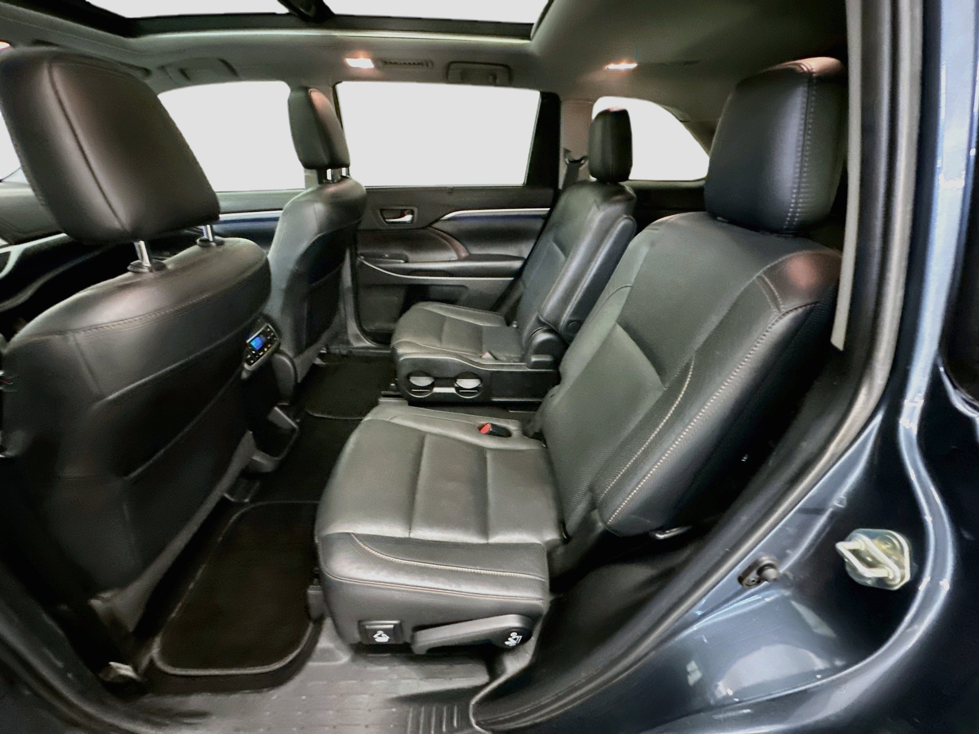 Used 2019 Toyota Highlander Limited Platinum AWD/4WD image 29