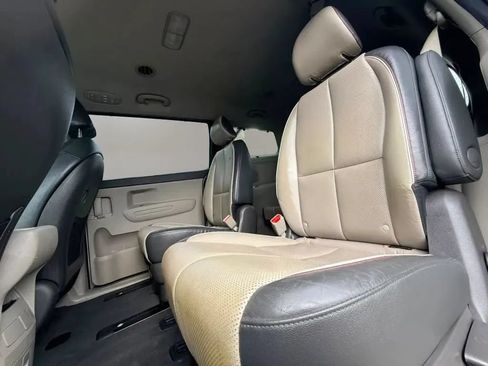Used 2017 Kia Sedona LX w/ LX Essentials Premium Package FWD image 13