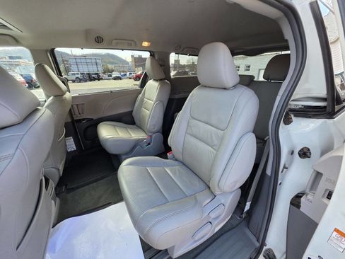 Used 2017 Toyota Sienna XLE image 15