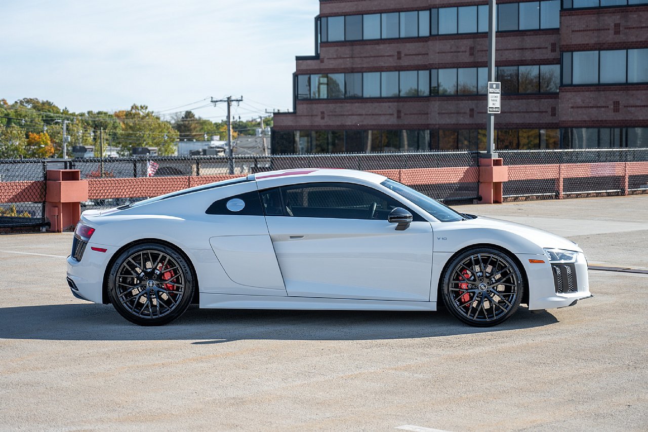 Used 2018 Audi R8 V10 w/ Premium Package RWD image 10