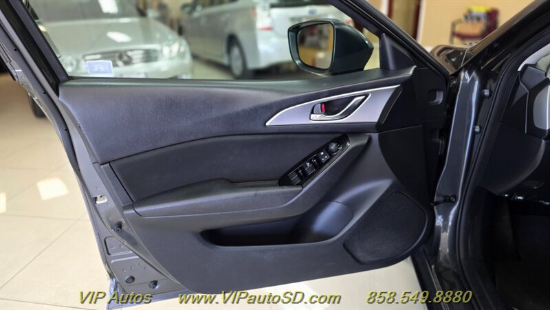 Used 2018 MAZDA MAZDA3 Sport FWD image 11