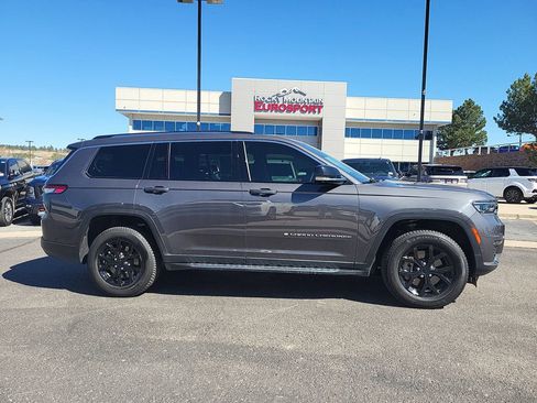 Used 2023 Jeep Grand Cherokee L Limited w/ Luxury Tech Group II image 3