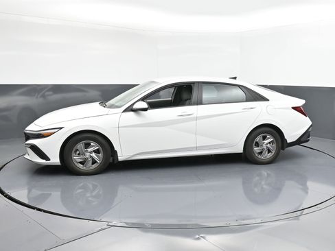 Used 2024 Hyundai Elantra SE image 5