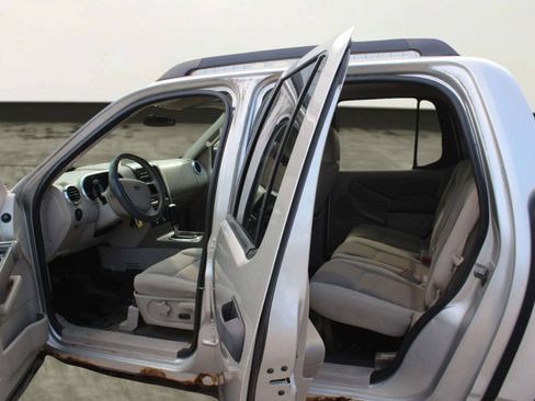 Used 2007 Ford Explorer Sport Trac XLT AWD/4WD image 6