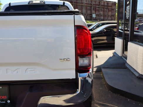 Used 2018 Toyota Tacoma TRD Off-Road AWD/4WD image 15